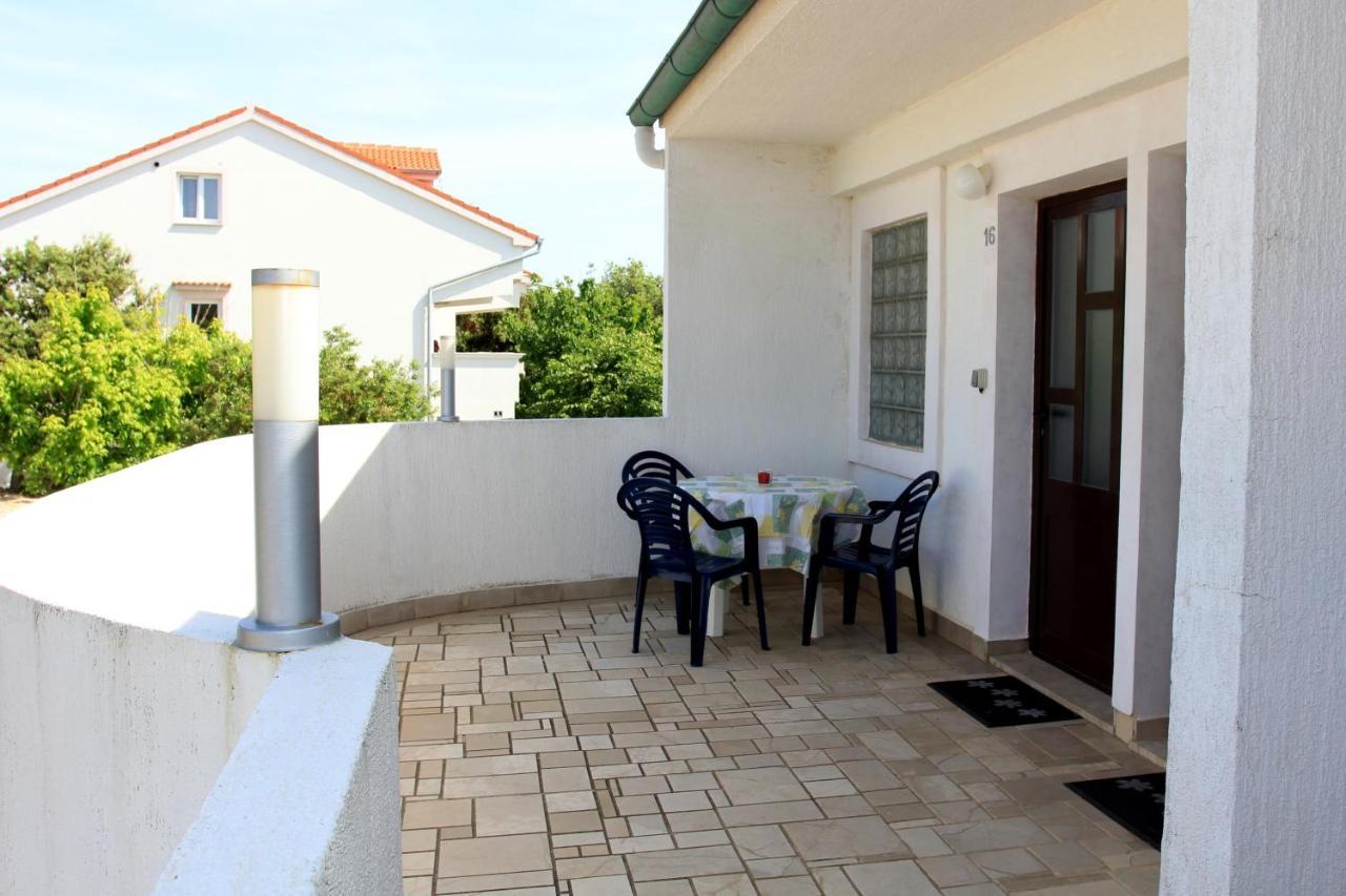 Apartments By The Sea Mandre, Pag - 8655 Kolan Exterior foto